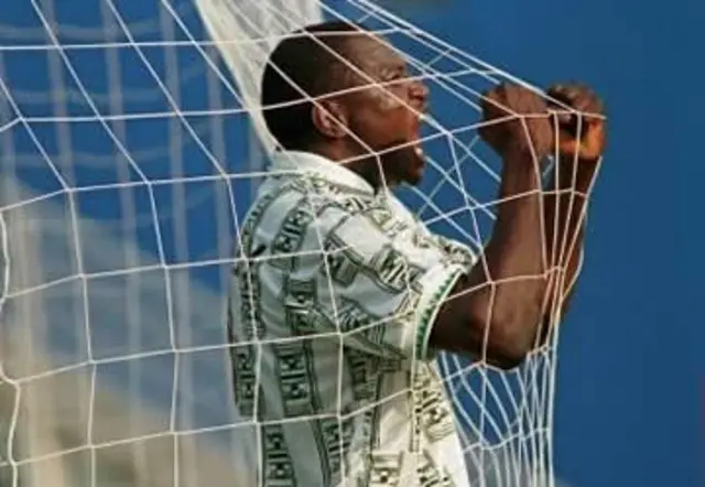 Rasheed Yekini lokacin da ya zurawa Bulgaria kwallo