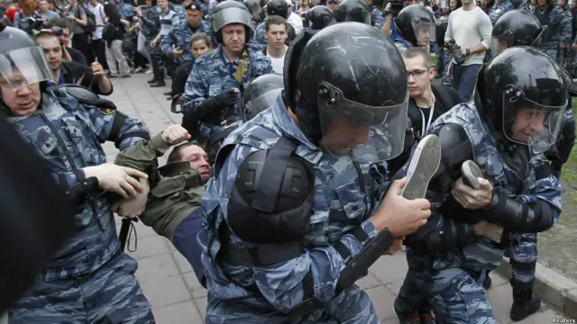 Polisi menangkap pengunjuk rasa di Moskow