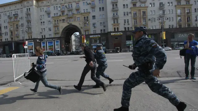 Polisi anti huru hara mengejar pengunjuk rasa