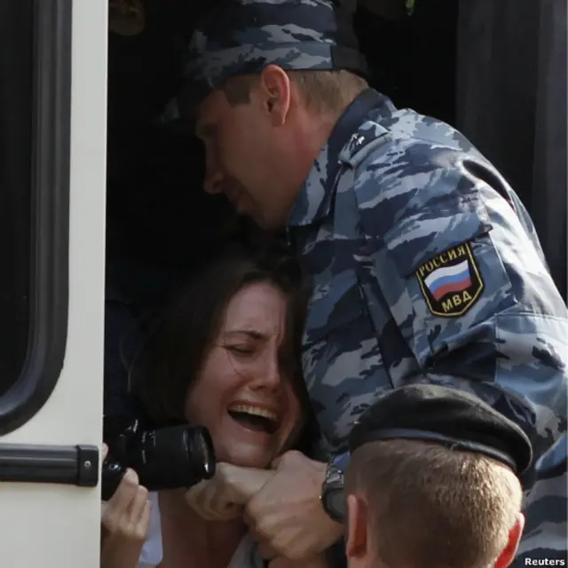 Polisi menangkap pengunjuk rasa