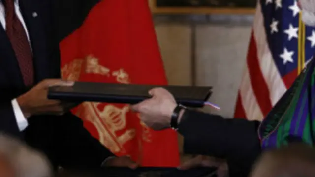 ولسمشر اوباما ولسمشر حامد کرزي ته ویلي که د روان کال تر پایه امنیتي تړون لاسلیک نه شي نو ټول امریکايي ځواکونه به افغانستانه ووځي.