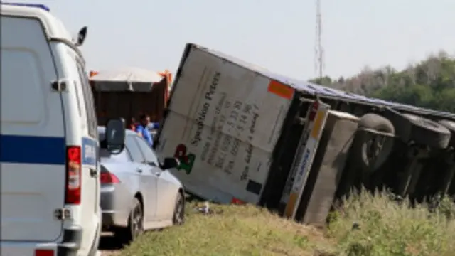 چارواکي وایي همدا اوس په کابل کې د پوځي وسایطو پرته شاوخوا ۶۰۰۰۰۰ موټر په پلازمینه کابل کې شته.