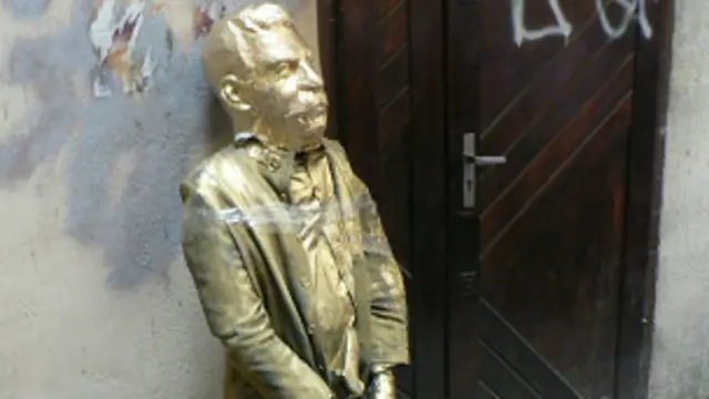 Муляж Сталіна було пофарбовано "під бронзу".