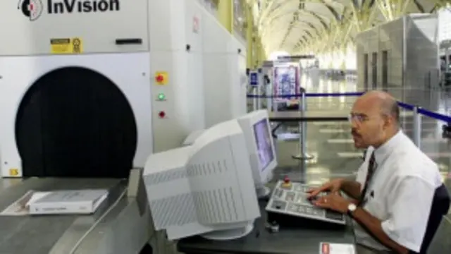 Petugas mengamati isi tas penumpang saat pemeriksaan sinar x di bandara