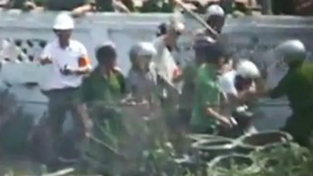 Video được cho là quay cảnh các phóng viên VOV bị cảnh sát vây đánh hiện vẫn nằm tràn lan trên các trang mạng