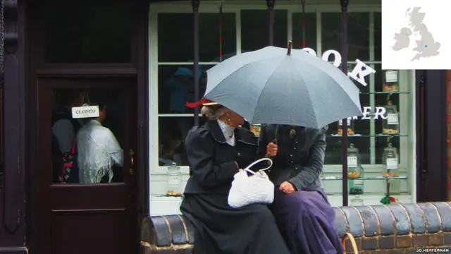 Duas mulheres dividem um guarda-chuvas no Black Country Living Museum, Dudley (Fotos: Jo Hefferman)