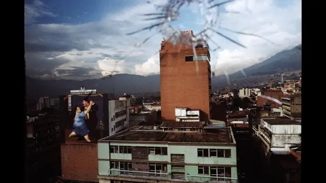 Agujero causado por una bala perdida en Medellín, Antioquia, Marzo 2004. Foto: Stephen Ferry