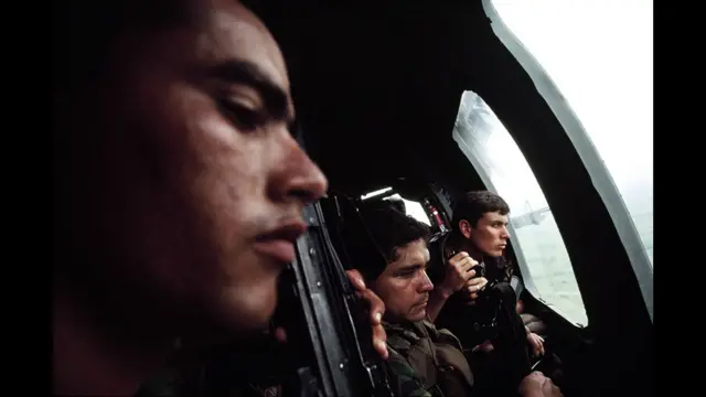 Soldados del ejército colombiano sobrevuelan terriotorio controlado por la guerrilla en un helicóptero Black Hawk. Departamento de Meta, Junio 2002. Foto: Stephen Ferry