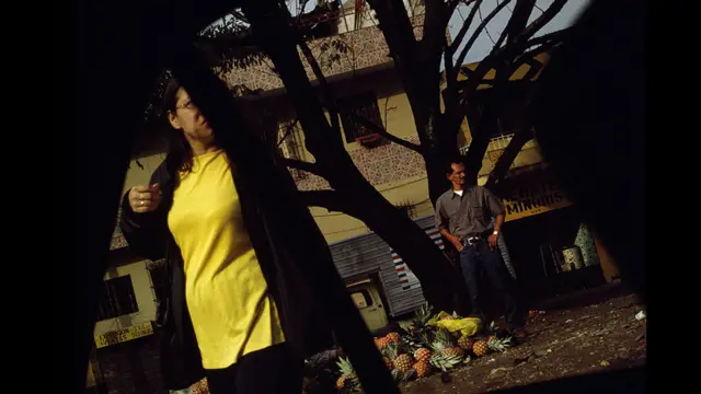 Escena callejera en Medellín, Colombia. Foto: Stephen Ferry