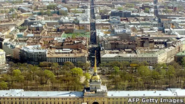 Вид на здание Адмиралтейства в Петербурге с высоты птичьего полета 