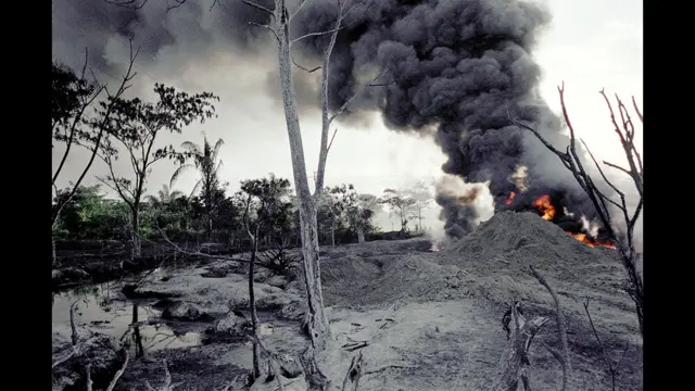 Sabotake de la guerrilla al oleoducto Caño Limón - Covañas. Arauquita, Arauca, marzo 2002. Foto: Stephen Ferry