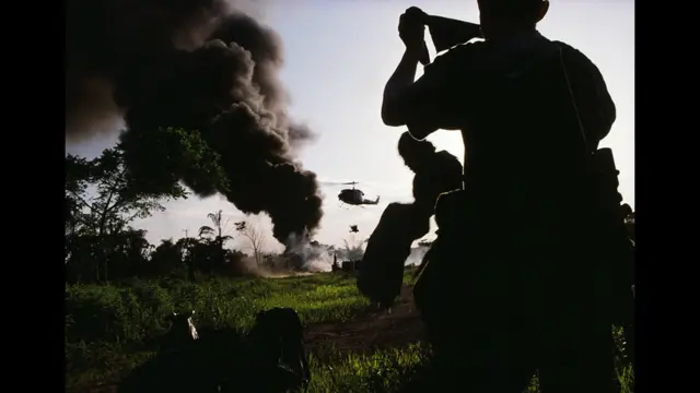 Soldados colombianos en Arauquita, Arauca, marzo 2002. Foto: Stephen Ferry