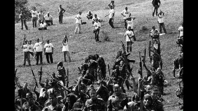 Combatientes del bloque Catatumbo de las AUC durante una ceremonia de desmovilización. La Gabarra, Norte de Santander, diciembre 2004.