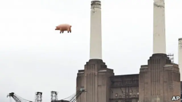 Надувная свинья в воздухе над станцией Баттерси