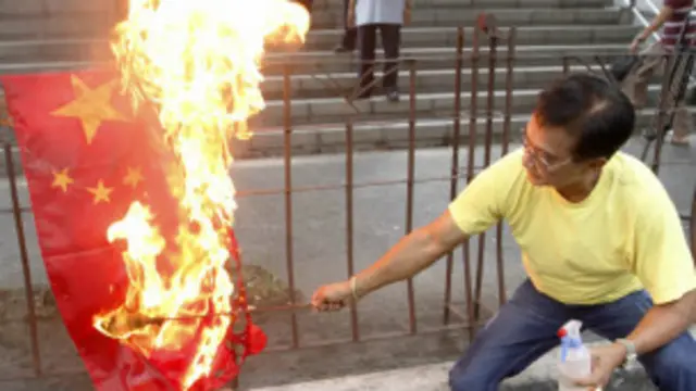 Người Philippines đốt cờ Trung Quốc
