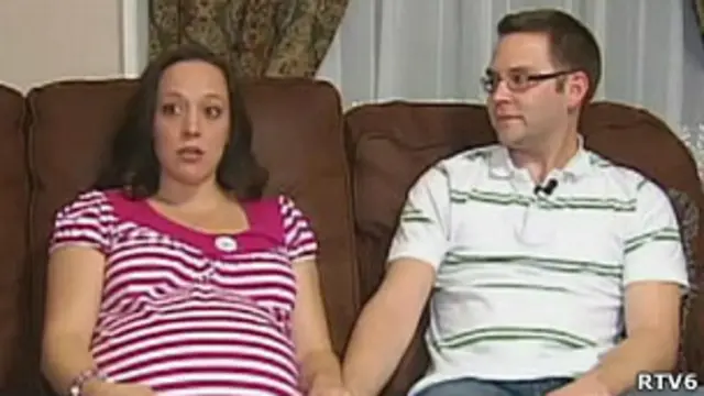 Amber (à esq.) e o marido Brian em imagem cedida pela RTV6