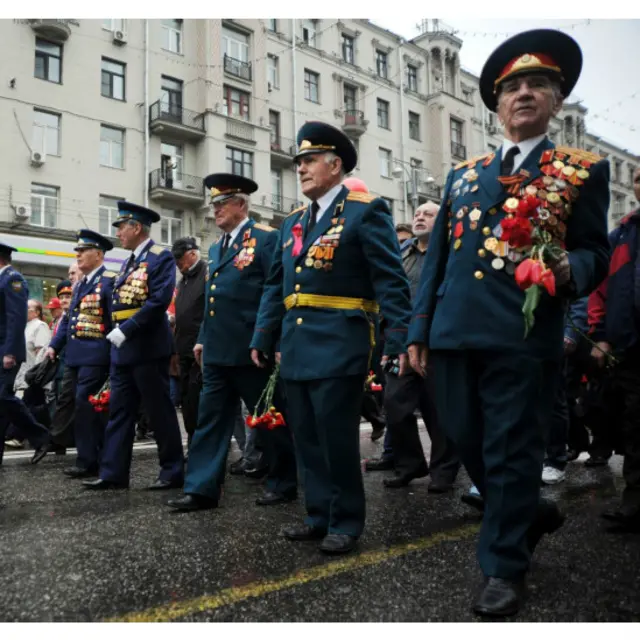 在莫斯科庆祝胜利日游行中身穿苏联时期军装并佩带勋章的俄罗斯共产党员行列