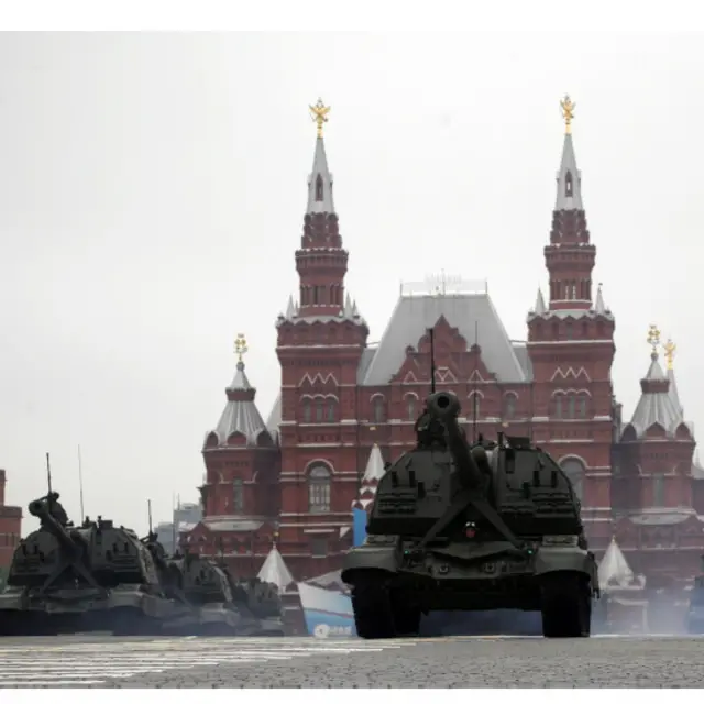 俄罗斯的MSTA-S自行榴弹炮在阅兵行列中穿过红场