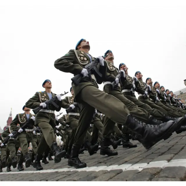 在胜利日阅兵式上的俄罗斯伞兵行列穿过红场