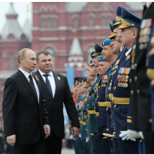 俄罗斯总统普京和俄罗斯国防部长阿纳托里·谢尔久科夫在胜利日阅兵式上