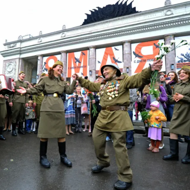 在阅兵式期间，身穿二战时期的红军军服并佩带勋章的二战老兵在高尔基公园相聚在一起