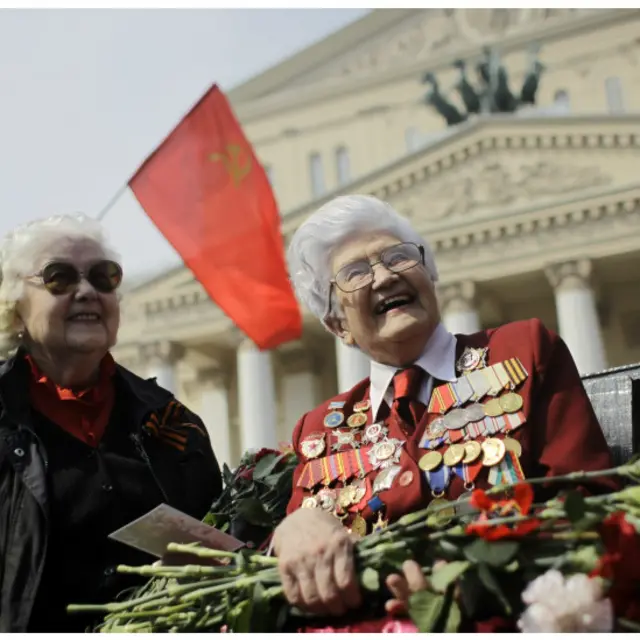 二战老战士玛丽亚·罗赫莉娜在周三阅兵式上接受了献花