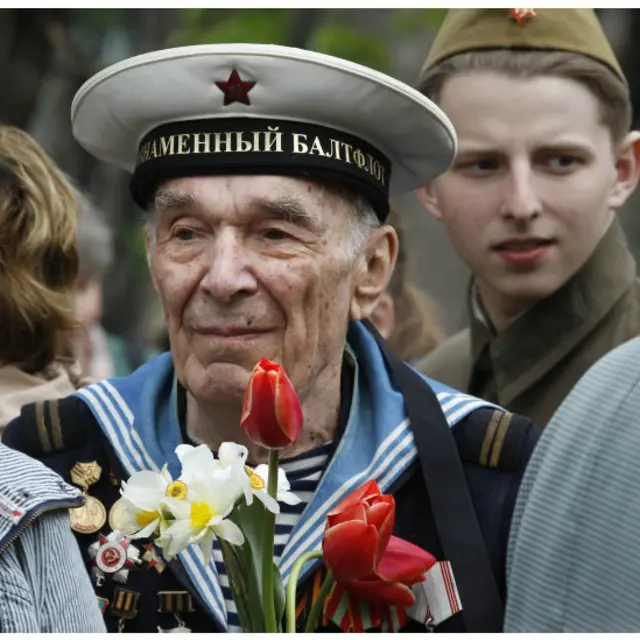 85岁高龄的俄罗斯二战老战士叶夫根尼·埃尔莫拉耶夫参加了周三的阅兵仪式