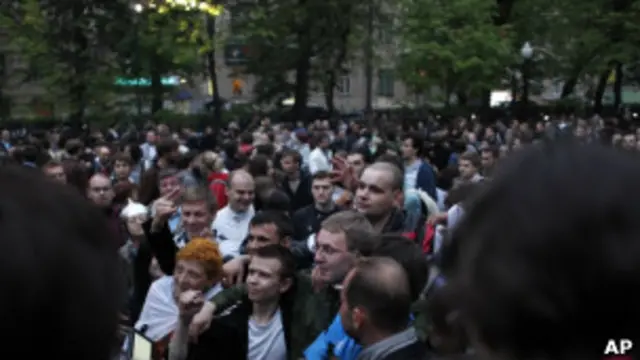 Люди на Чистых прудах в Москве