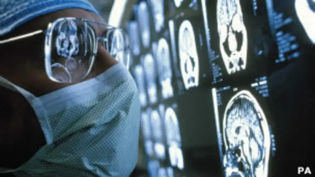 दिमाग की स्कैनिंग करते हुए वैज्ञानिक