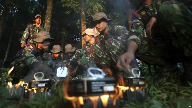 Aparat TNI mencari pesawat Sukhoi yang jatuh di Gunung Salak.