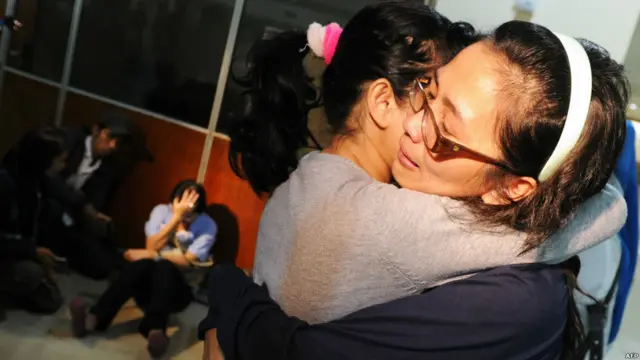  Keluarga korban pesawat Sukhoi yang jatuh di Gunung Salak.