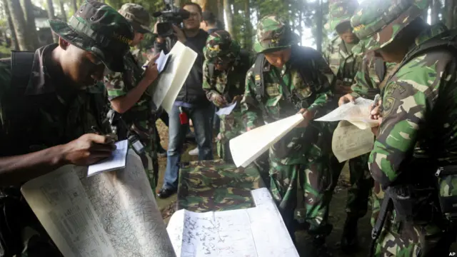 Tim pencari pesawat Sukhoi yang jatuh di Gunung Salak.