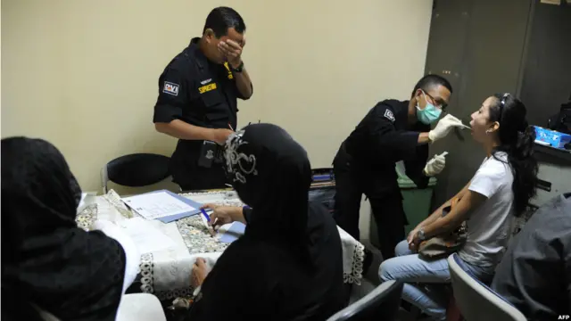 Pengambilan DNA keluarga korban pesawat Sukhoi yang jatuh di Gunung Salak.