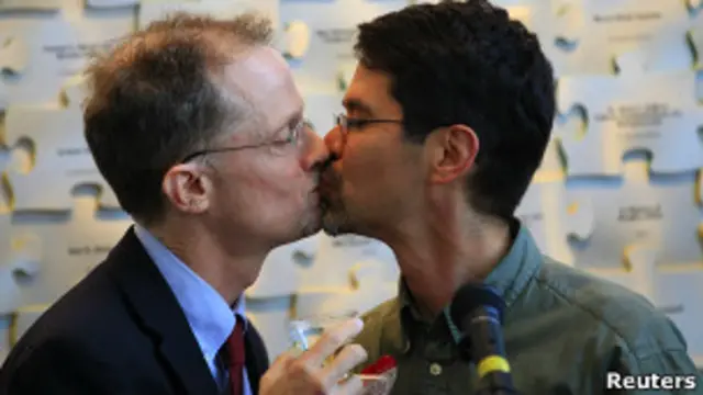 Двое мужчин в США целуются