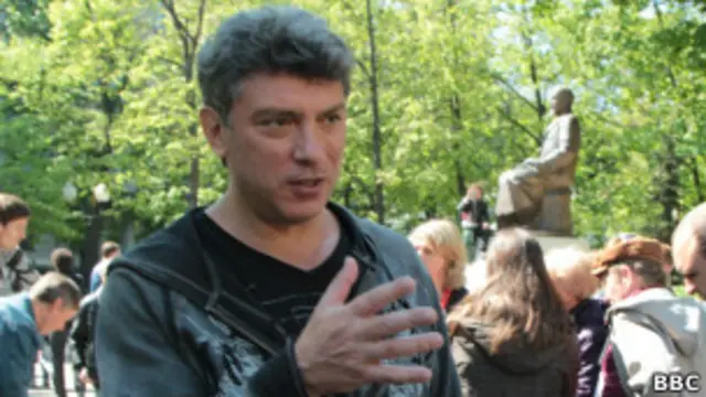 Борис Немцов в четверг призвал пикетировать СИЗО, где сидит Навальный и Удальцов, арестованные накануне