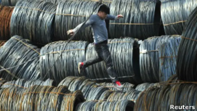 一中國人走在鋼絲卷上