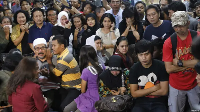 Para keluarga penumpang pesawat Sukhoi menunggu kepastian nasib anggota keluarga mereka sambil menonton siaran televisi berita mengenai proses evakuasi. Mereka berada di Bandara Halim Perdana Kusuma, Jakarta.