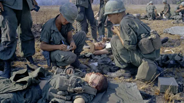 Bức ảnh ngày 2/4/1967 ghi cảnh lính Mỹ bị thương đang được chữa trị trên chiến trường tại Việt Nam. Horst Faas đã đưa ra những tiêu chuẩn mới về cách thức tường thuật qua ảnh về chiến tranh và trở thành một trong số phóng viên ảnh danh tiếng nhất thế giới. 