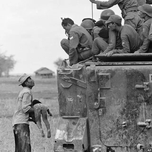 Bức ảnh do Horst Faas chụp đã đem lại cho ông giải Pulitzer đầu tiên: người cha bế xác con trong lúc binh lính Việt Nam Cộng Hòa trên xe bọc thép nhìn xuống. Em bé bị giết khi quân chính phủ tiến vào một làng gần biên giới Campuchia. (ảnh chụp 19/3/1964)