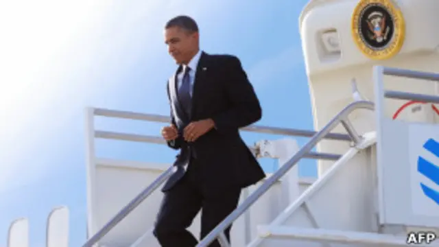 Президент Обама выходит из самолета в Лос-Анджелесе