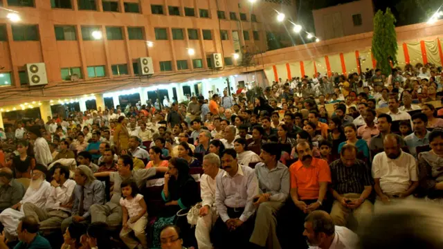 کراچی آرٹس کونسل کا لان اور برآمدہ ممکن حد تک مہمان جوڑے کو قریب سے دیکھنے اور خود اپنے کیمروں سے ان کی تصویریں بنانے کے لیے بے چین لڑکیوں، عورتوں اور مردوں سے بھرا ہوا تھا۔