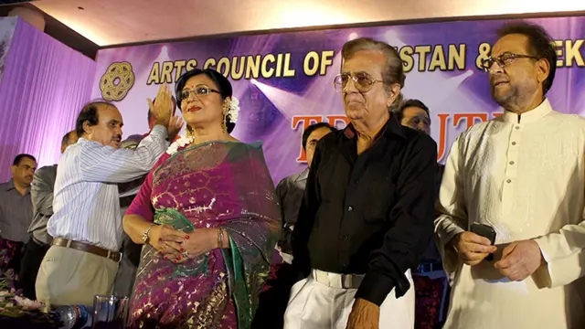 ایسا لگ رہا تھا کہ سینکڑوں فلمیں کرنے والی کامیاب اداکارہ اپنے آپ پر قابو نہیں رکھ پا رہیں، وہ اپنی بڑی بڑی چمک دار آنکھوں سے بار بار زیادہ چمکنے کے لیے بے تاب آنسوؤں کو مسکراہٹوں اور لمبی سانسوں سے روکتی رہیں۔