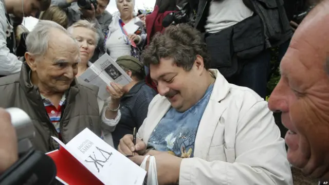 Дмитрий Быков подписывает свои книги