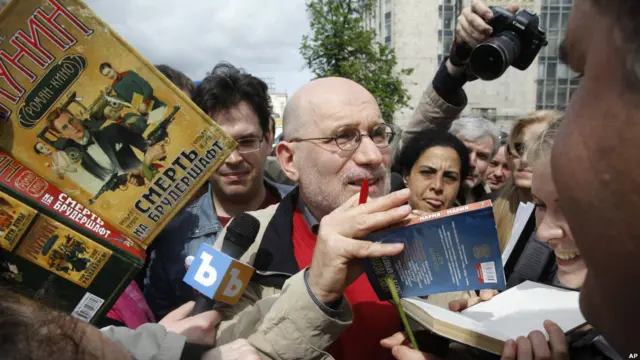 Борис Акунин раздает автографы