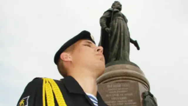 У день народження ЧФ Росії військовослужбовці покладають квіти до пам’ятника Катерині II