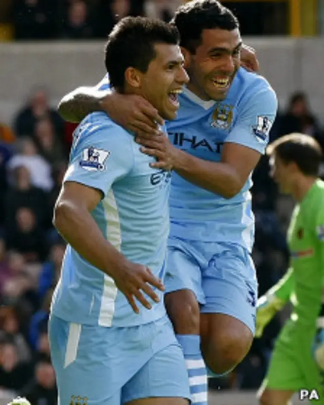 Agüero junto a Tévez