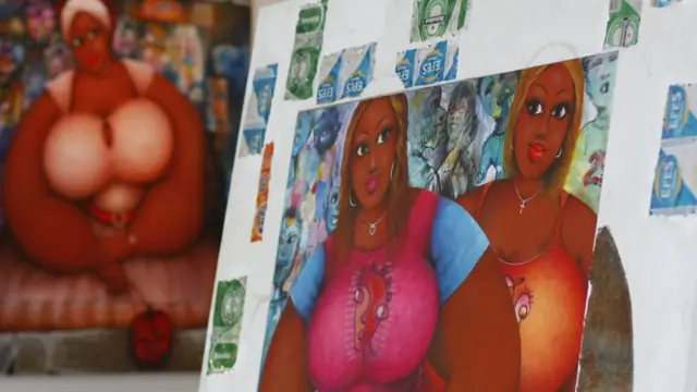 د دې انځورنو کښوونکی کسي نوميږي او وايي دی په خپلو انځورونو، غواړي دې مېرمنو ته ووايي چې ښکلي یاست. خدای داسې پېدا کړي یاست، له خوړو سره مو احتیاط وکړئ او څه تمرین کوئ.