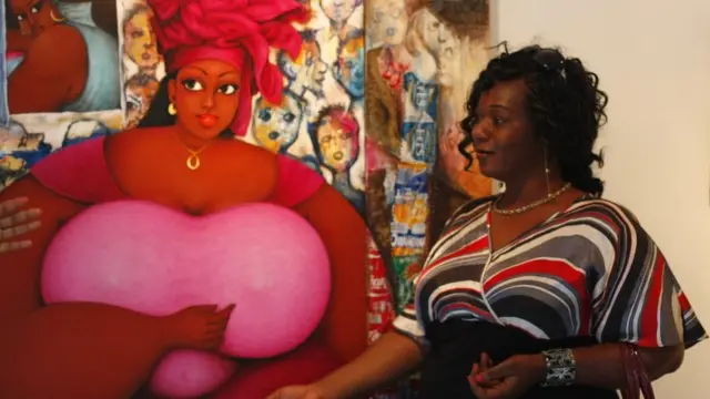 نندارې ته یو بل راغلی کس وايي چې دا انځورونه موږ ته اصلي افریقايي مېرمنې راښيي. 