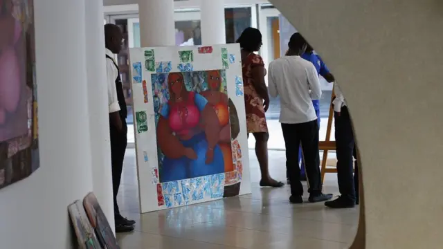 دا نندارتون د ابيدجان په بېلا بېلو برخو کې خلک لیدای شي.