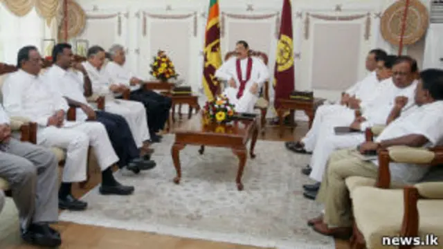 President Rajapaksa (C) meeting UNP delegation (file photo)